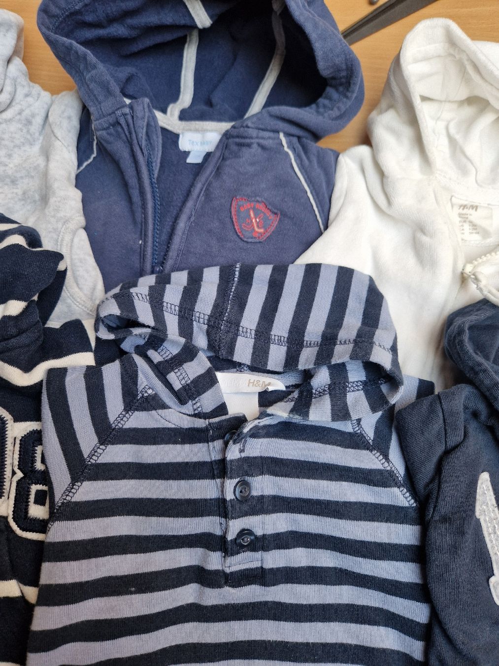 H&M Lotti & Set di vestiti: Kinder Kleider Paket Pullover Gr 56/62 – Usato da Hornussen venduto da Rysrys 2