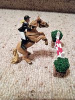PLASTOY Minifigur SPRINGPFERD/Reiterin, inkl. Hindernis
