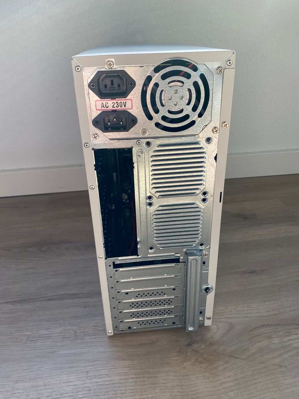 Custodie: Retro PC Sleeper Gehäuse ATX NOS Beige Hellblau mit 300W PSU – Nuovo (secondo la descrizione) da Wetzikon ZH venduto da BackToRetro 7