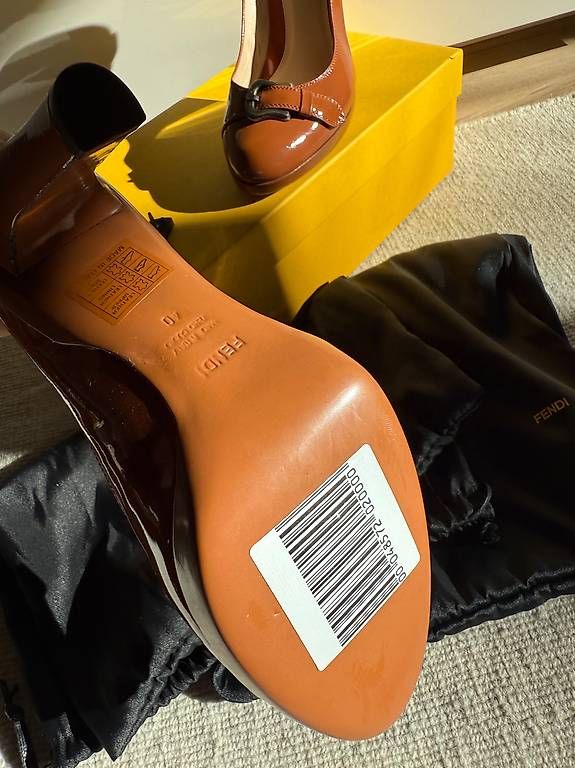 Fendi Scarpe da donna: Fendi size 40-mai usate – Nuovo e nell'imballaggio originale da Cavigliano venduto da Pzan 1