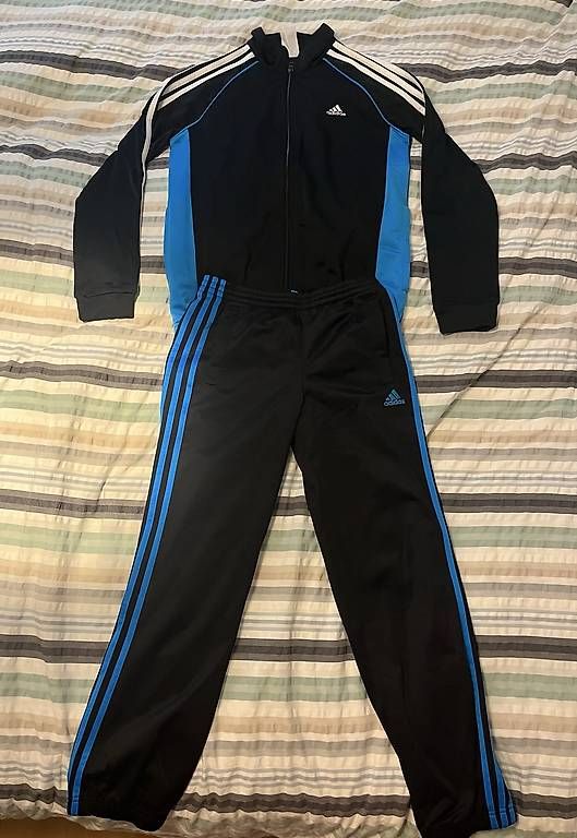 Lots de vêtements: Ensemble Adidas – D'occasion à Chavannes-Renens par luc_52p8