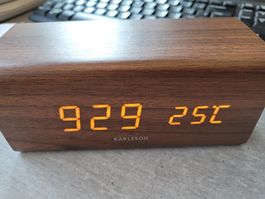 Wecker in Holzdesign mit diversen LED-Anzeigen