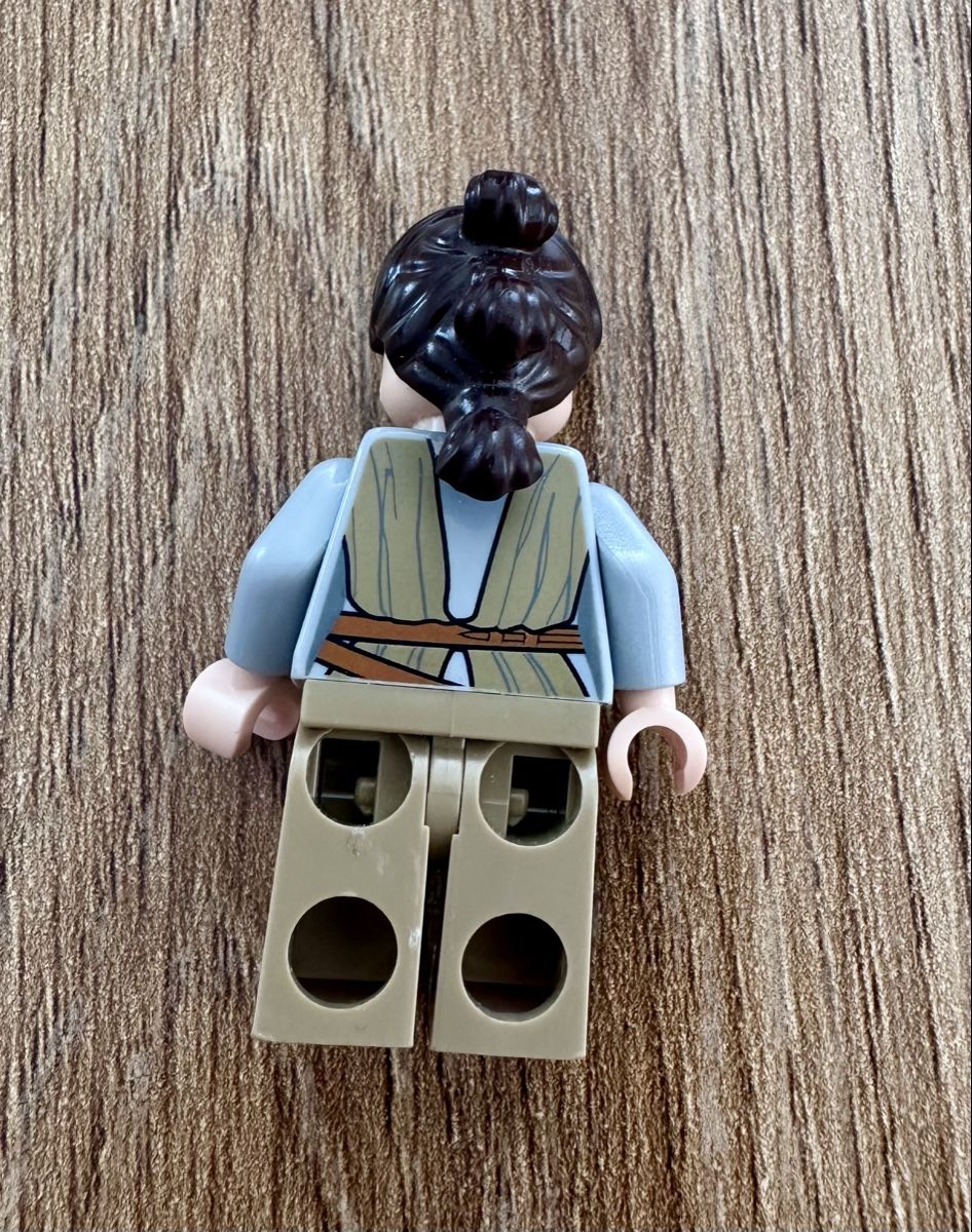 Lego Statuette: Lego Star Wars Rey sw0677 – Usato da Blumenstein venduto da Thunerin_1987 1