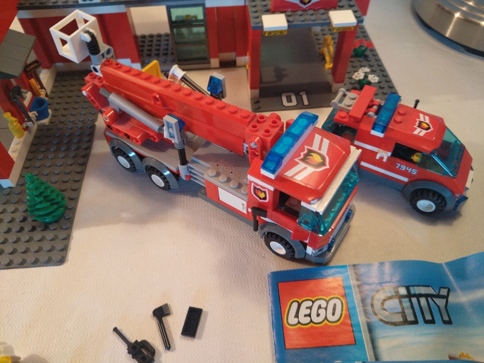 Lego Jeux de construction: Lego - 7945 - Caserne pompier – D'occasion à Les Brenets par LEGOFOREVER 1