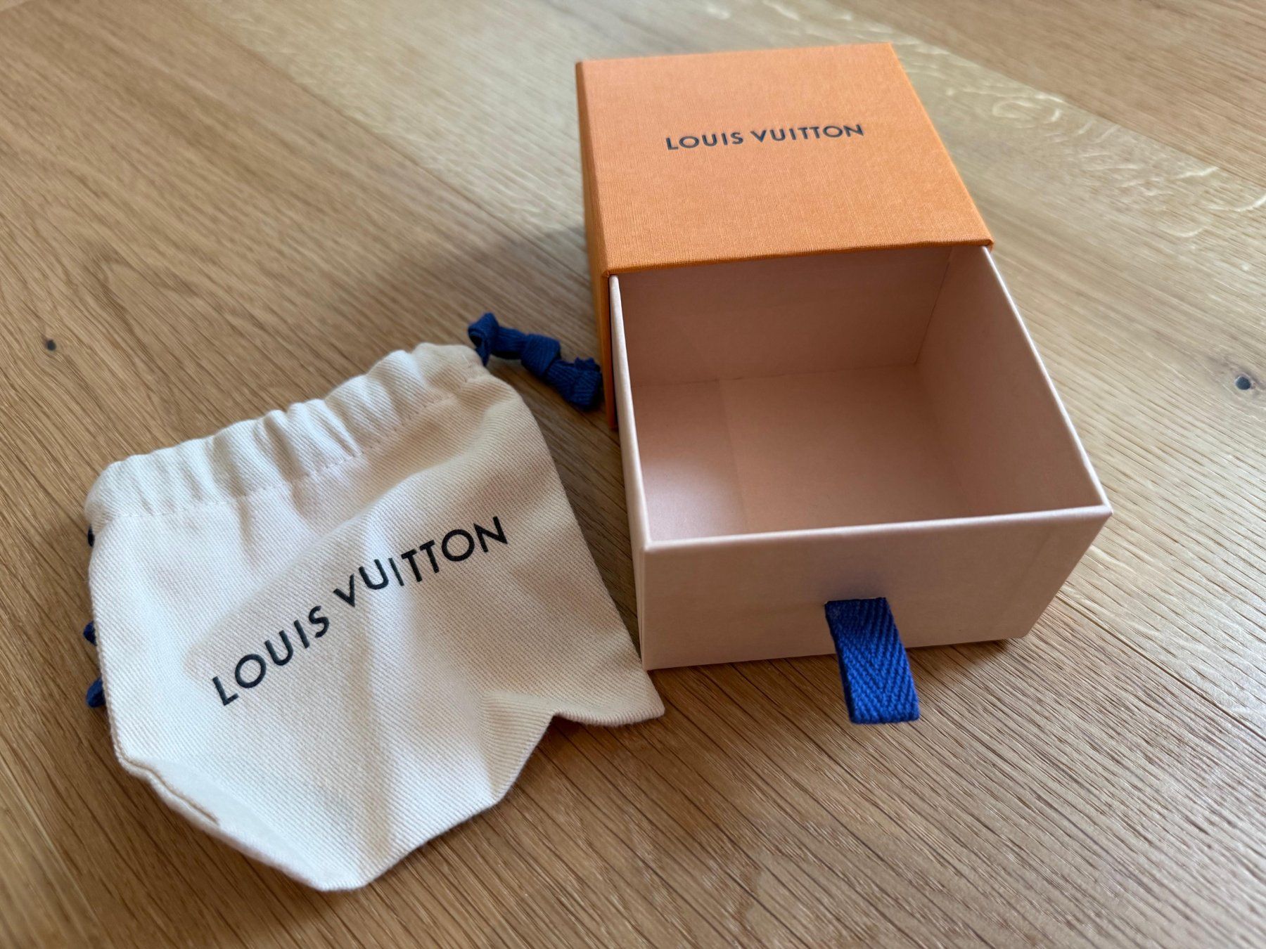 Louis Vuitton Bracciali & Braccialetti: Louis Vuitton Essential V Armband Monogram, mit Box und Beut – Nuovo (secondo la descrizione) da Zürich venduto da andischmid 3