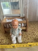 Antikes Puppenbettchen Holz mit Puppe Puppenstube