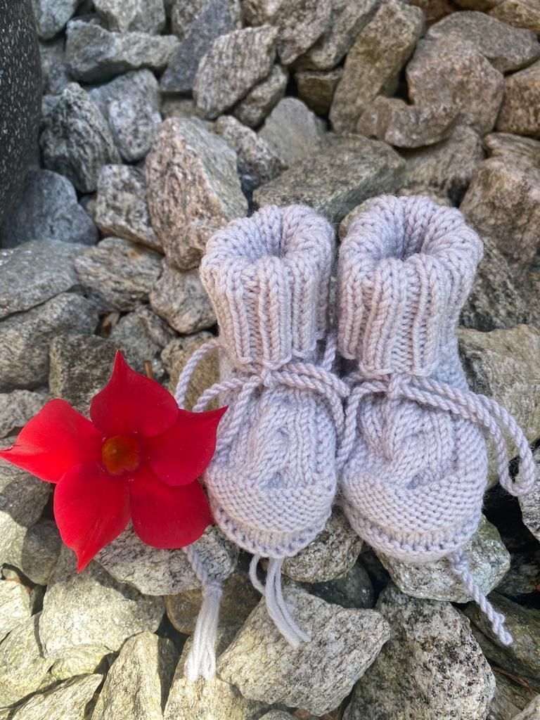 Lana: Finkli / Babyfinkli handgestrickt hellgrau – Nuovo e nell'imballaggio originale da Pfäffikon ZH venduto da Suribu