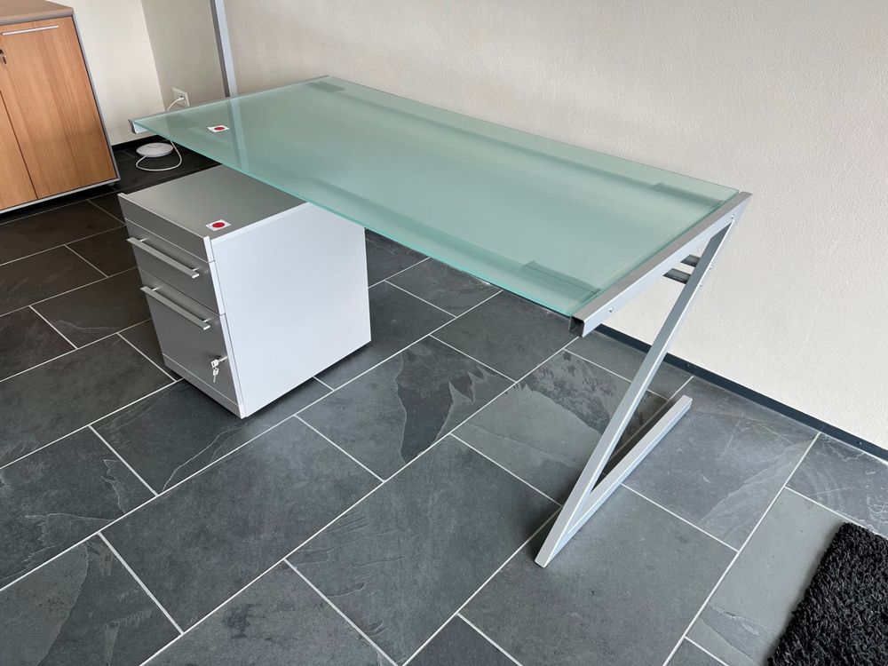 Gebrauchter Glas-Pult samt Rollkorpus | Kaufen auf Ricardo