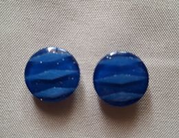 2 Knöpfe Blau mit Glitzer, 18 mm.
