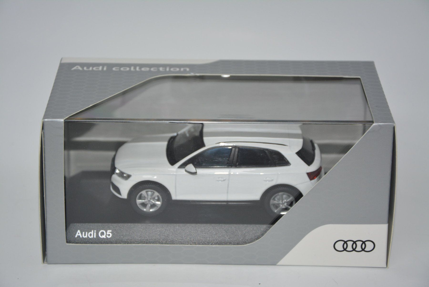Audi Modellautos: Audi Q5  2016 , Ibisweiss , 1:43 – Neu und originalverpackt aus Goldach von Feivel9