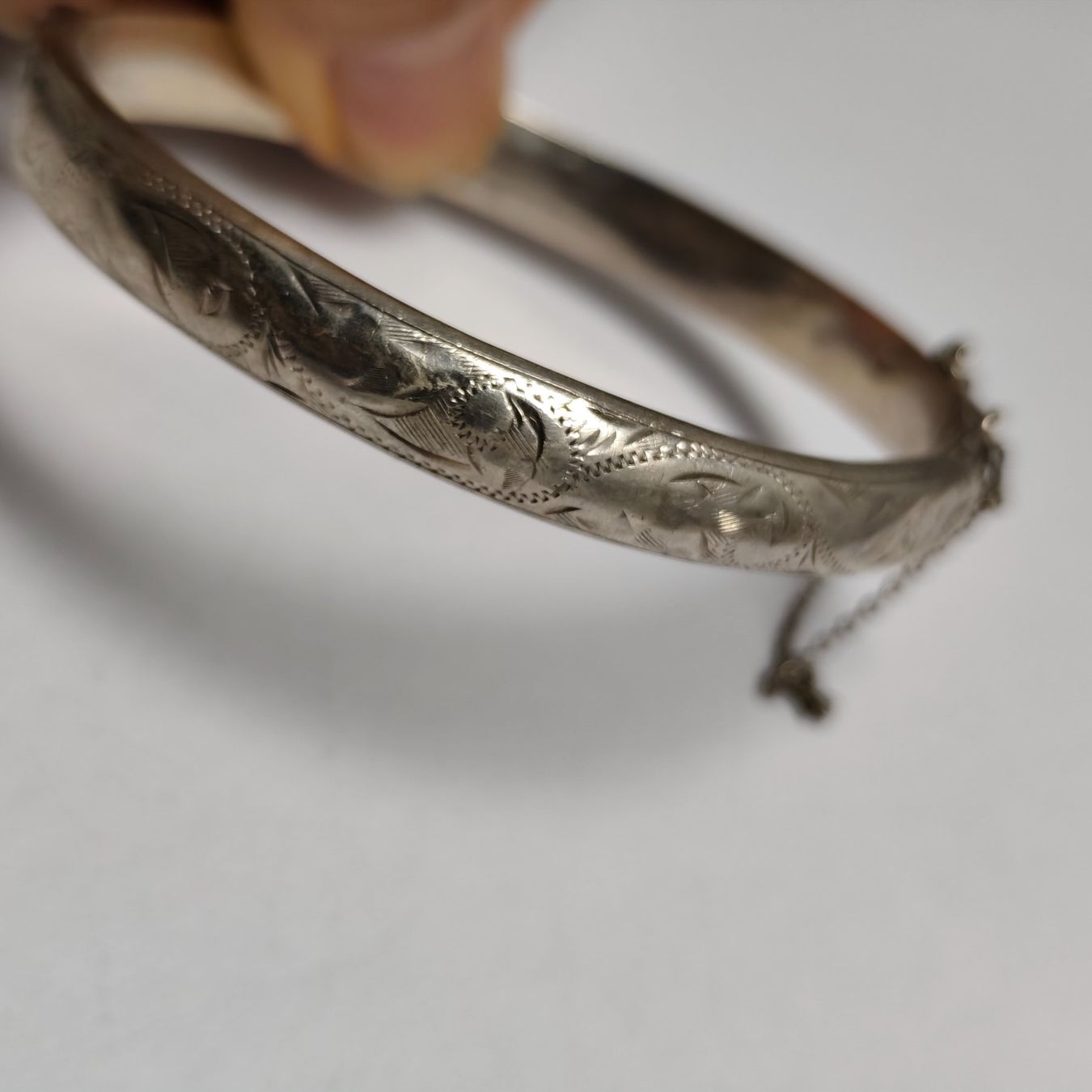 Bracciali & Braccialetti: Bracelet jonc ouvrant gravé en argent massif #B3 – Usato da Châtelaine venduto da Tropic.Watch2 1