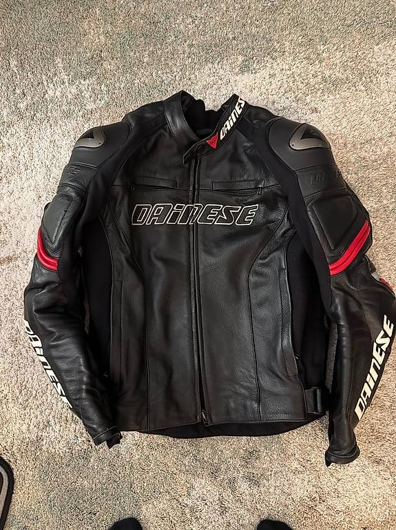Dainese Lotti di vestiti: Complete Dainese Leather Motorcycle Gear Set – Usato da Genève venduto da Mladuz 2