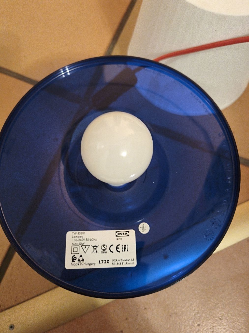 Ikea Lampade: Tischleuchte weiss mit blauer Basis gebraucht  – Usato da Oberkulm venduto da werneraftim 2