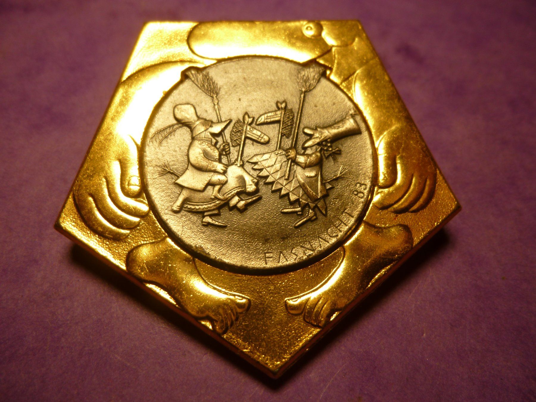 Placchette & Badge: BASEL 1983 GOLD – Usato da Ried (Muotathal) venduto da Mandarin02