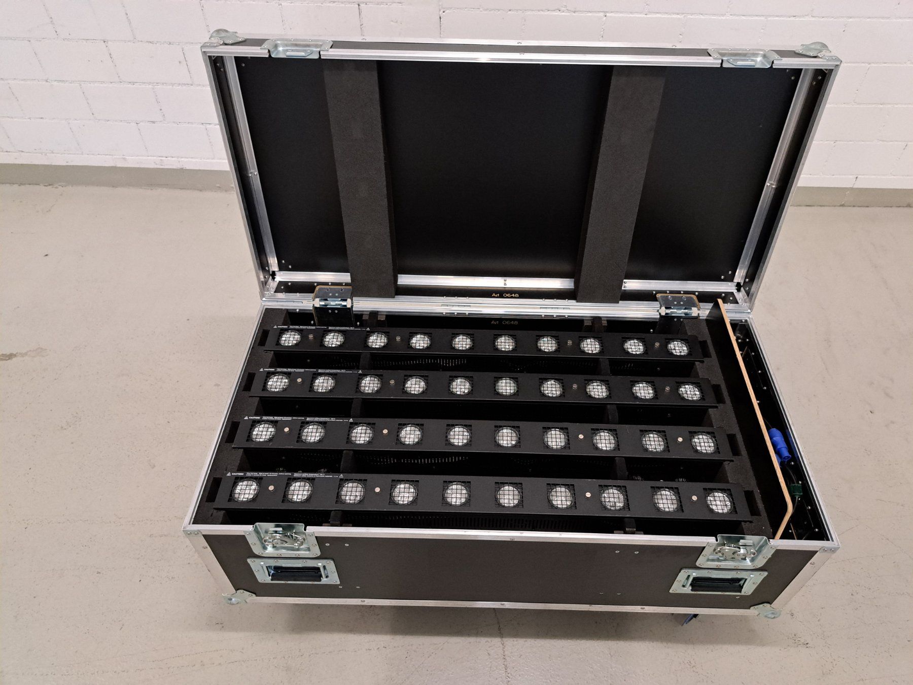 Showtec Lampen: Scheinwerfer Showtec Sunstrip Active, Set à 8 Stk., im Case – Gebraucht aus Embrach von lichttechnik