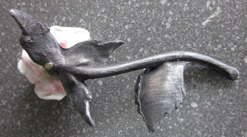 Alle Dekorationen: Keramik Rose mit Metallstiel 10 cm lang – Gebraucht aus Bischofszell von Pfau0 2