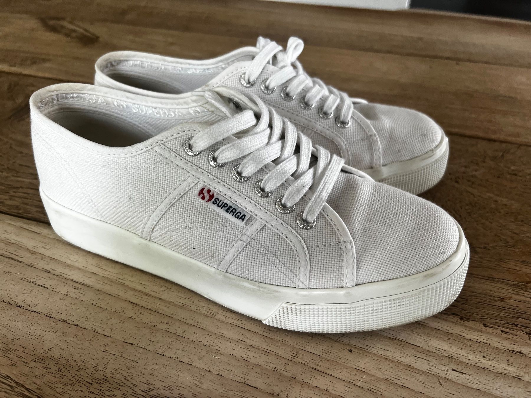 Superga Scarpe da donna: Weiße Superga Sneakers – Usato da Chur venduto da MarcusinChur