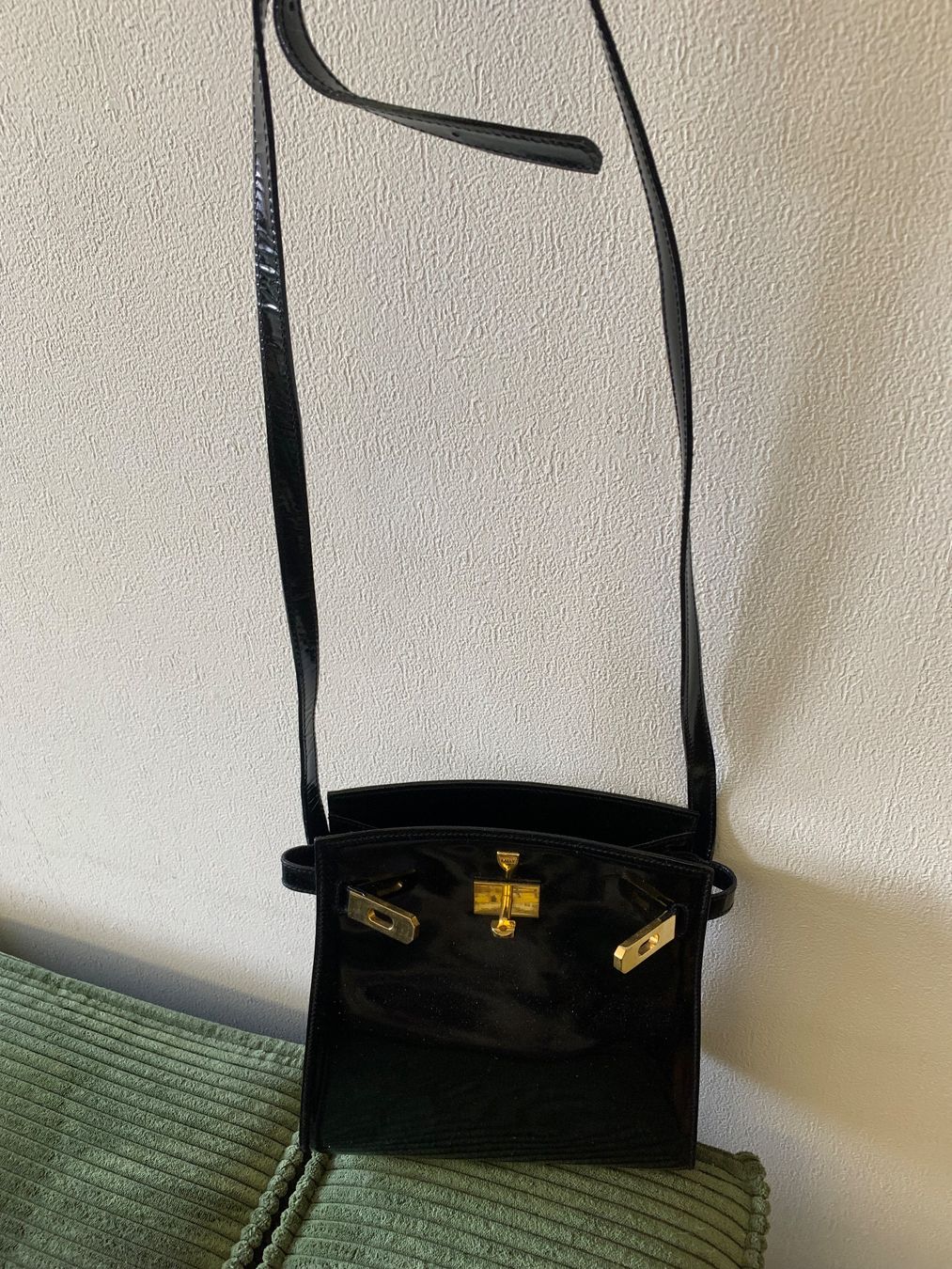 Taschen für Damen: Bally Lack und Leder Tasche in Schwarz – Gebraucht aus Winterthur von Compiorg