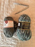 Knitting Set: 2x Yarn Balls & Needles!