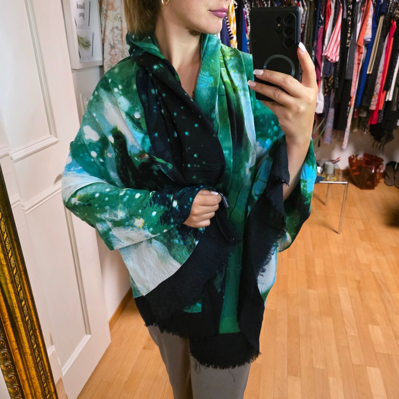 Foulard & Sciarpe: Edler Frühlingsschal von Florestas, Lisboa – Usato da Wald ZH venduto da CapLux 1