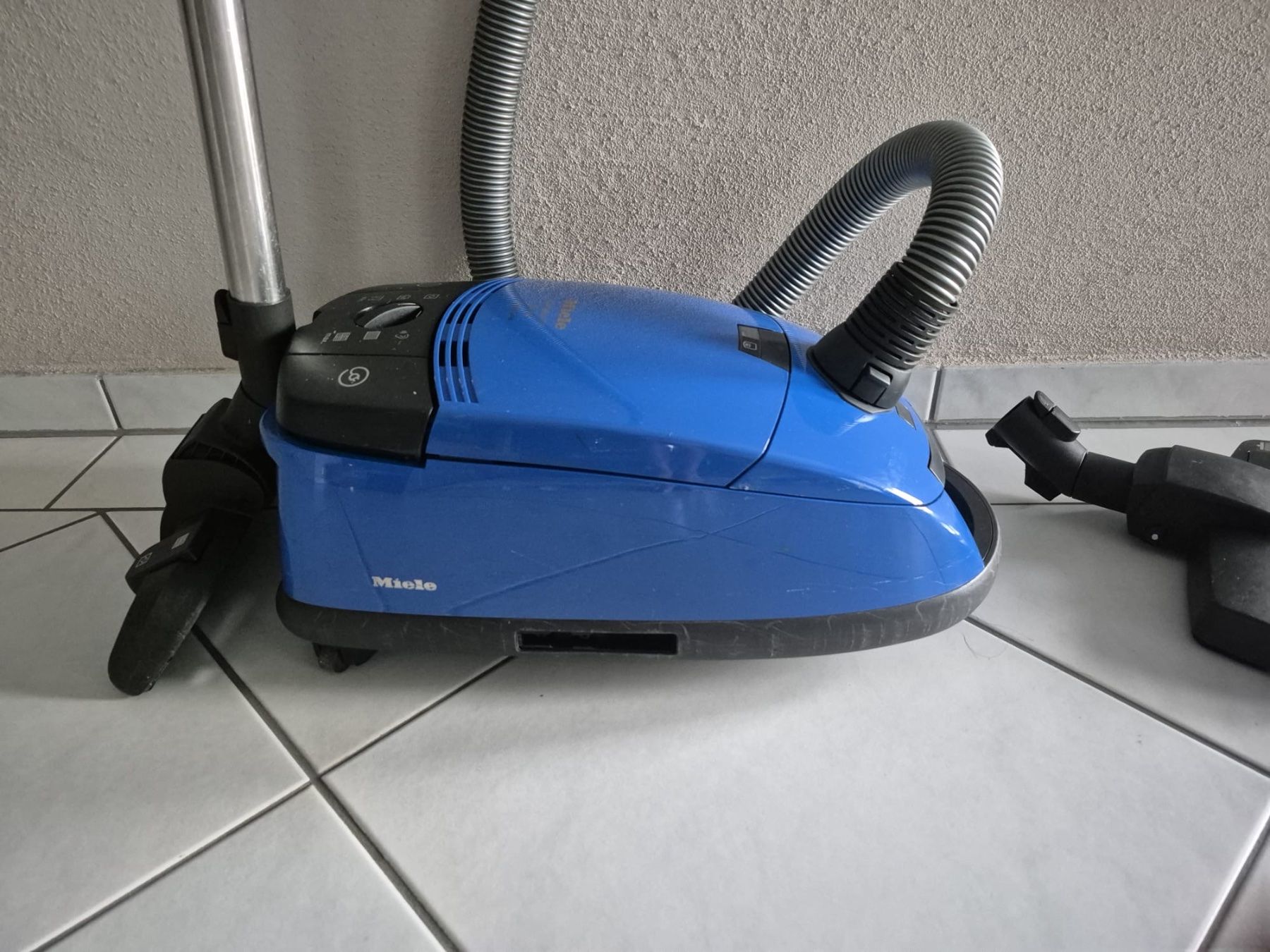 Miele Aspirapolveri & Accessori: Miele Staubsauger – Usato da Bremgarten AG venduto da valia67 2