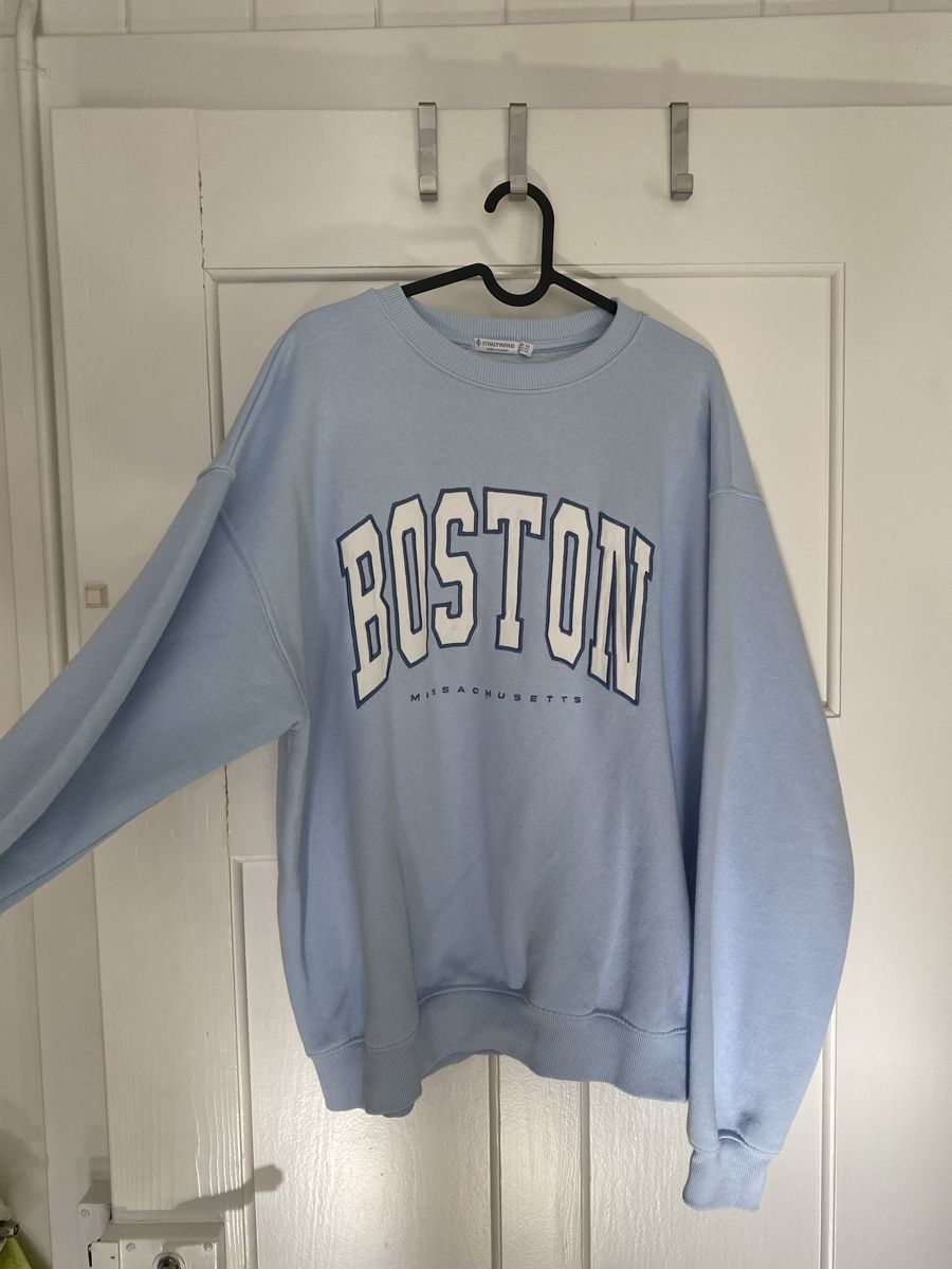 Stradivarius Maglioni & Felpe: Sweatshirt Boston, hellblau, Grösse XS – Usato da Muhen venduto da _mich-aela_