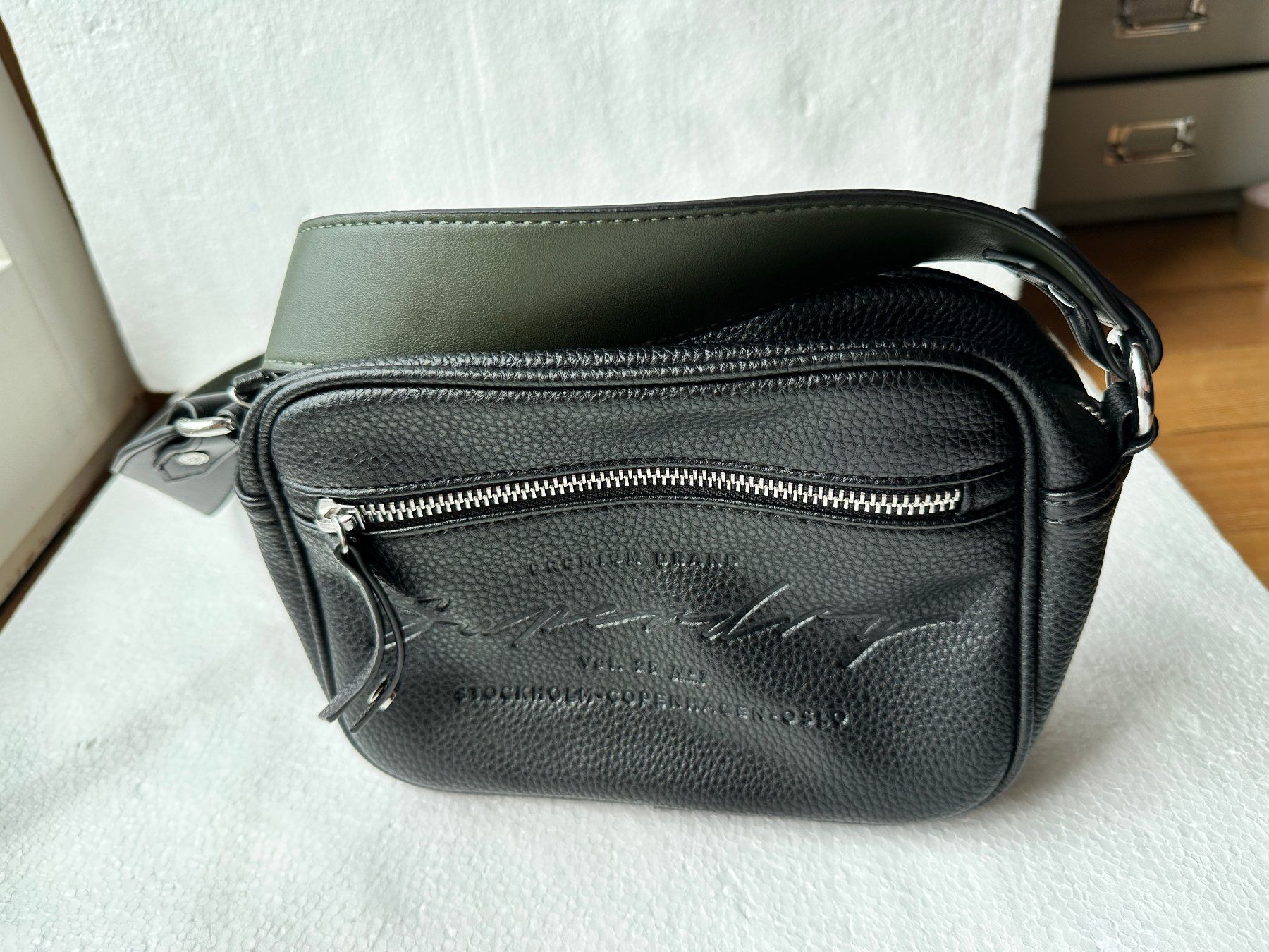 Superdry Borse: Tasche Superdry Kunstleder schwarz – Nuovo (secondo la descrizione) da Gümmenen venduto da FelizitasHermann