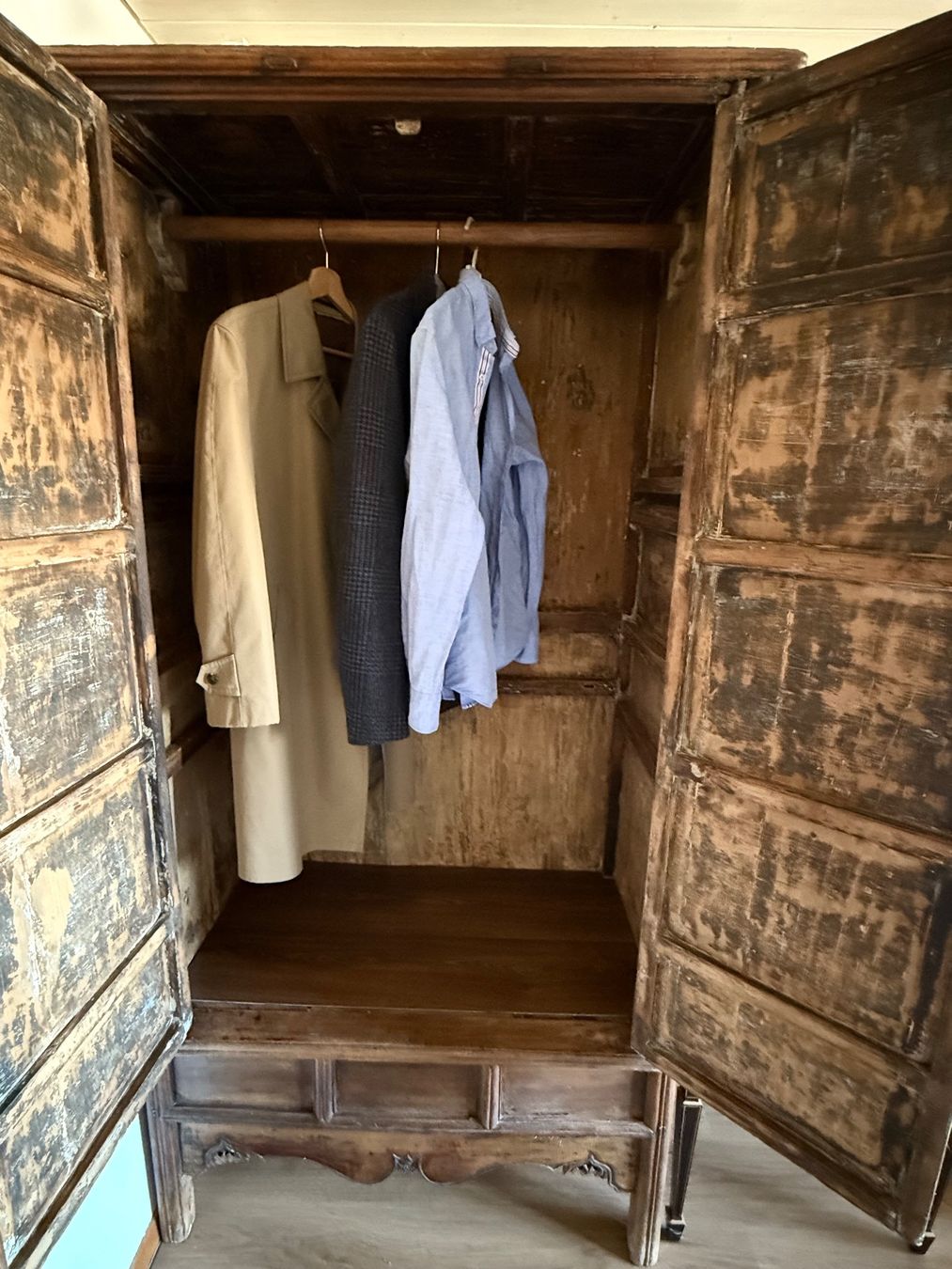 Armadi: Antiker Kleiderschrank, Holz, – Usato da Aarburg venduto da Yula24 1