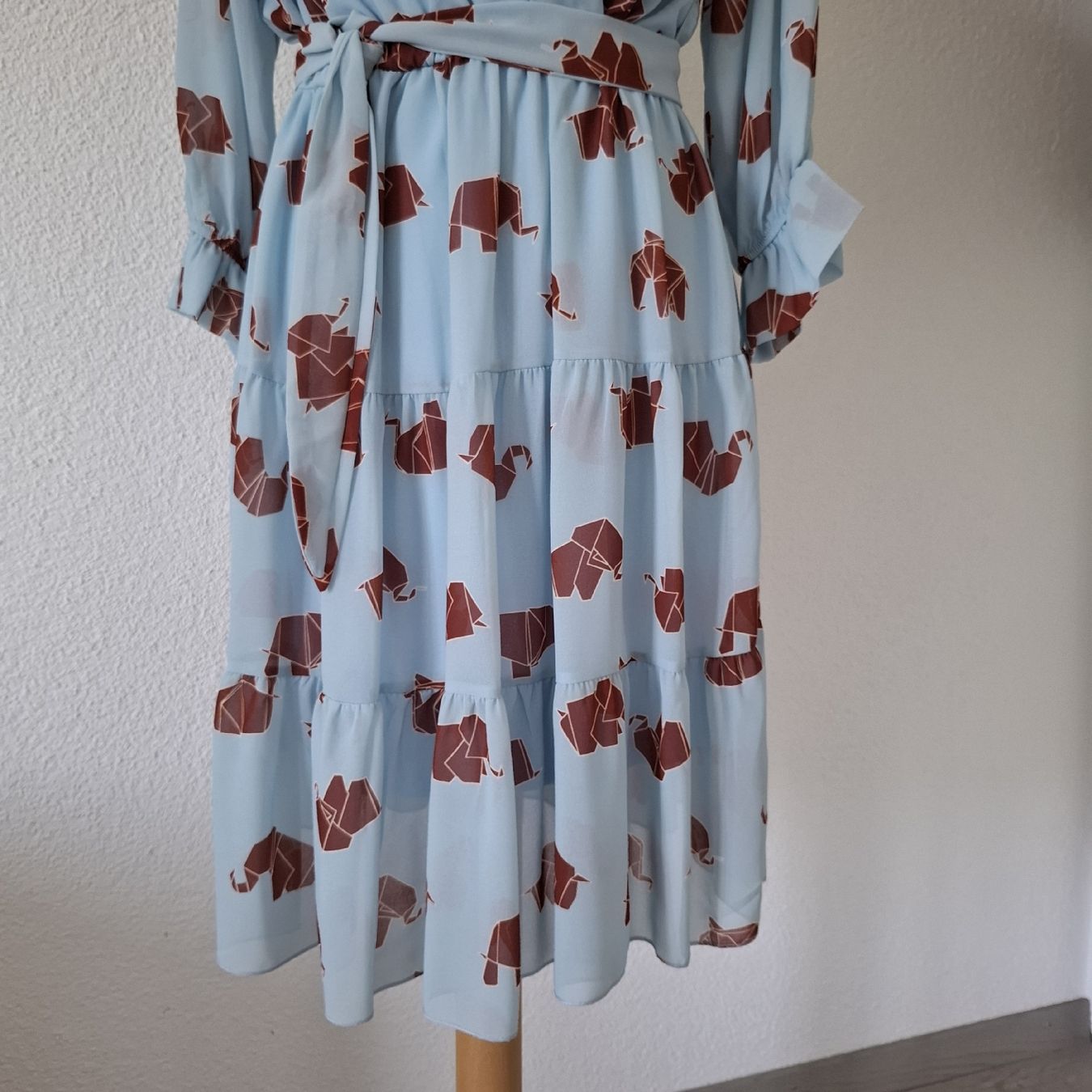 Robes: Kleid hellblau-braun Elefantenmuster, Grösse 36 – Neuf (Voir description) à Emmen par Tigerlady 1