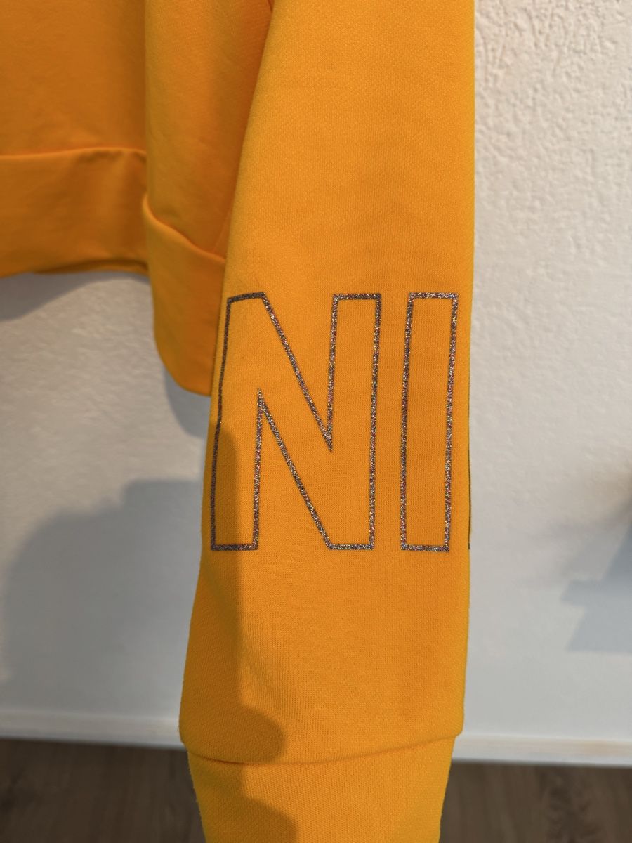 Nike Pullover & Sweatshirts: Nike Sweater Pullover oversized gelb orange Glitzer Gr. S – Gebraucht aus Fislisbach von KolibriSecondhand 2