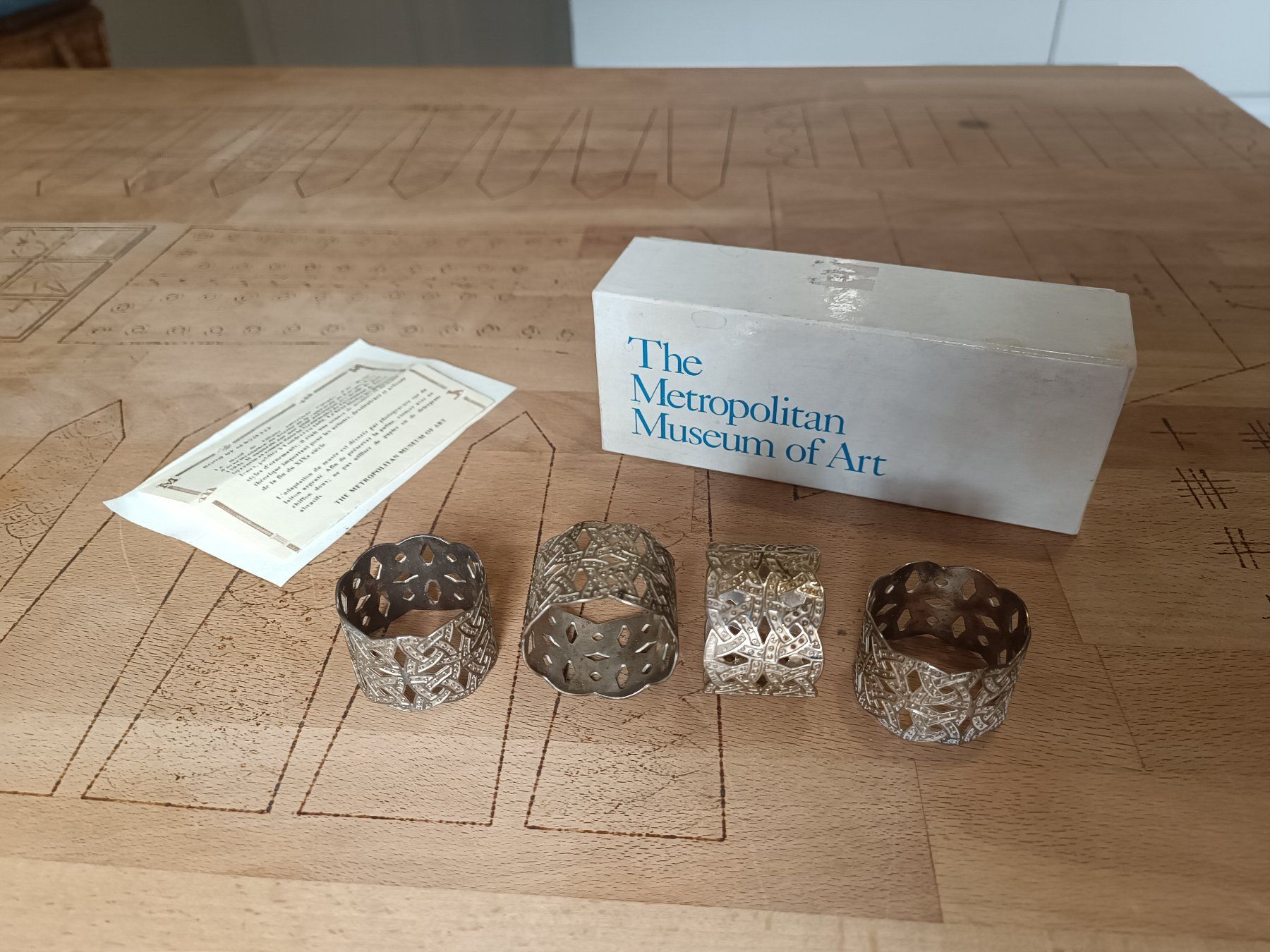 Altro in Decorazioni & Accessori: 4 Serviettenringe romanischen Stil versilberte – Nuovo (secondo la descrizione) da Genève venduto da Mercedest7 3