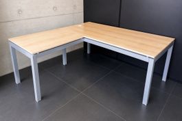 Eckschreibtisch helle Holzoptik mit Metallgestell, fast neu