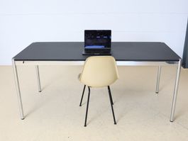 USM Haller Schreibtisch | Schwarz Kabelmanagement |