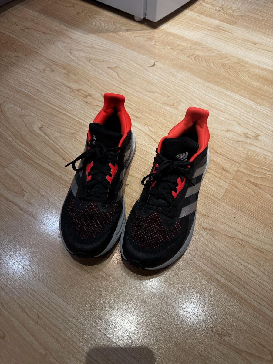 Adidas Scarpe da uomo: Adidas Laufschuhe Solarglide 4 ST, Grösse 45 1/3 – Nuovo (secondo la descrizione) da Oberburg venduto da dplayzz