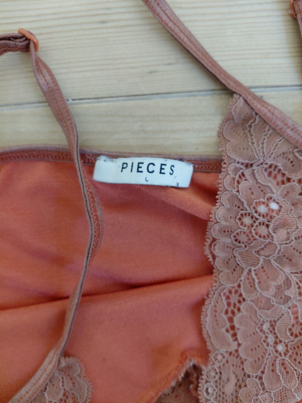 Pieces Top: Pieces Tank Top L – Usato da Winterthur venduto da adventurenala 1