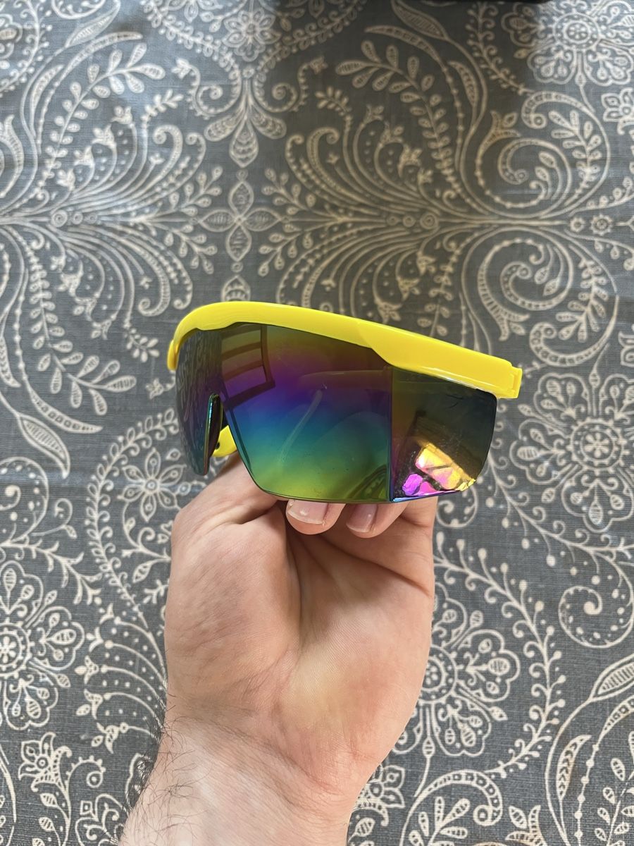Occhiali & Lenti: Rainbow Mirrored Sunglasses, Yellow Frame, with Case. – Usato da Bertschikon Gossau venduto da Weezysarchive 5