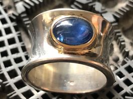 SAPHIR (H) Cabochon in Goldfassung & Silberring  Grösse +60