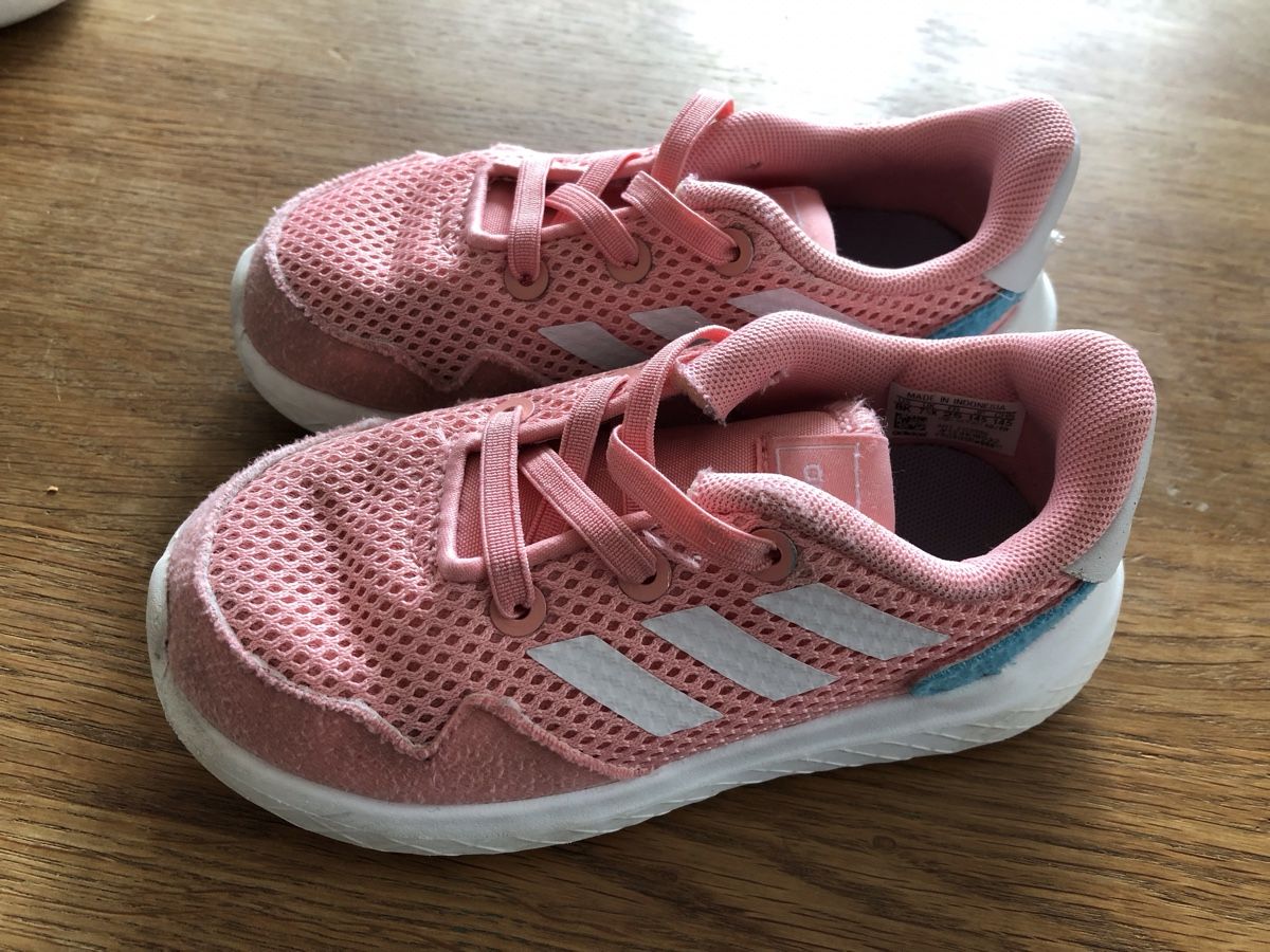 Schuhe für Mädchen: Adidas Sneacker Gr.25 – Gebraucht aus Weggis von bac_qf5c