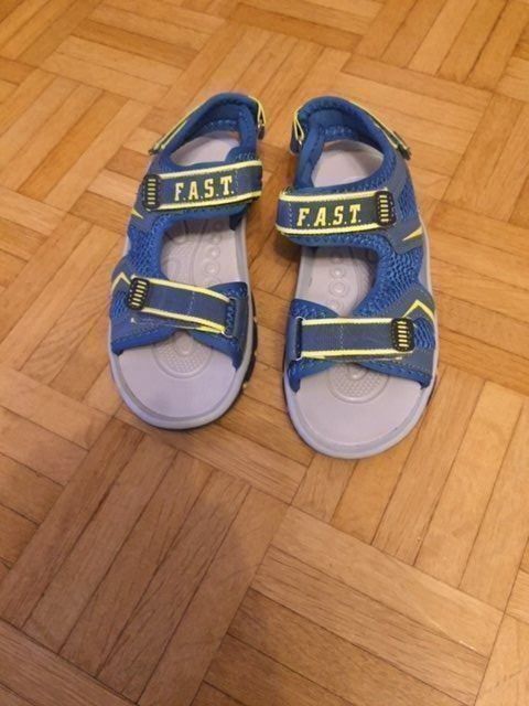 Scarpe per ragazzi: Neuwertige Sandalen Grösse 34 – Usato da Emmen venduto da Aribini