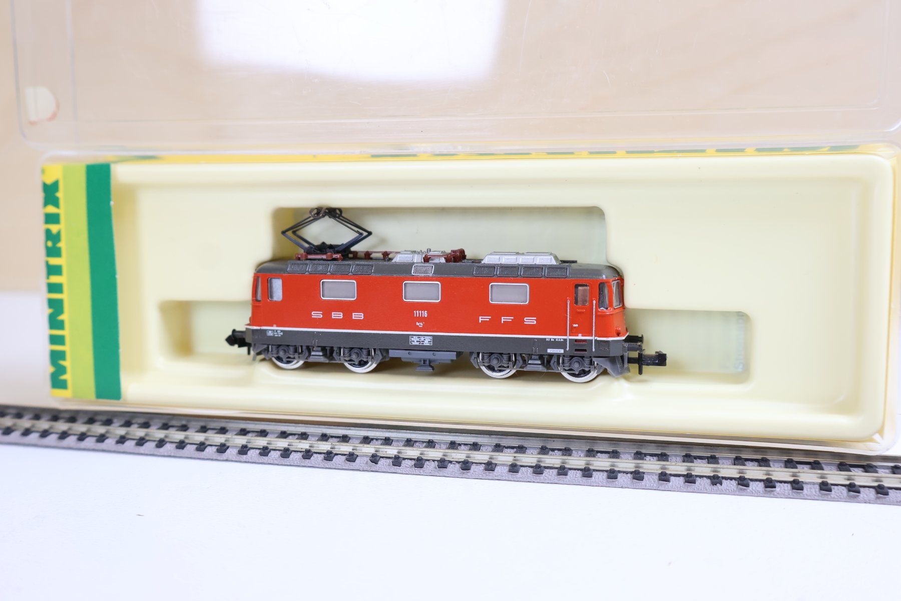 Trix Modelleisenbahnen: Minitrix SBB "Rot" Re 4/4 E-Lok Spur N - Top Modell – Gebraucht aus Winterthur von Monstera 2
