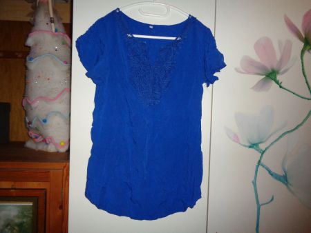 *** Bluse *** / mit blauer Spitze