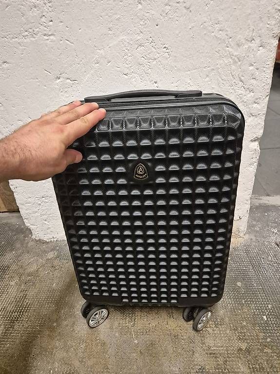 Reisekoffer: Kleiner Carry-On Rollkoffer – Gebraucht aus Basel von jul_hr8h 1