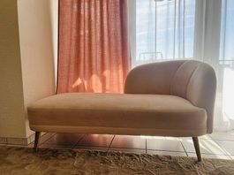 Elegantes Sofa / Recamiere, in Samt-Optik, Goldene Füsse.