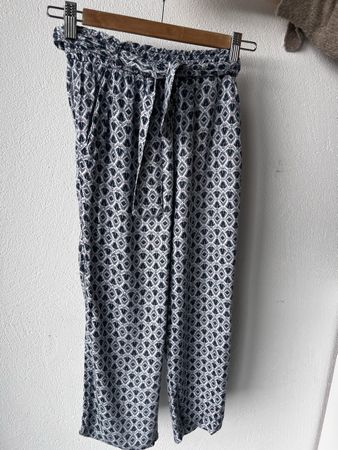  Sommerhose Gr. 140 mit Muster, Top Zustand!