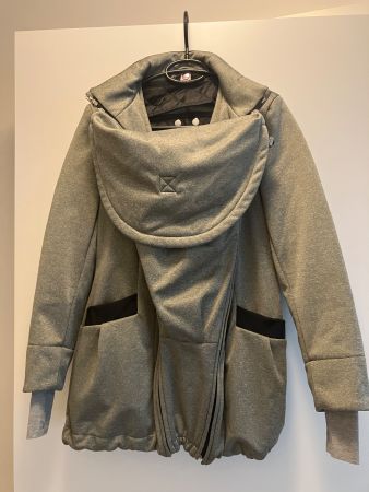 Neuwertige Umstands-/ Tragejacke Grösse S/M