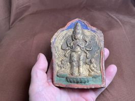 Grande amulette tsa-tsa du bouddhisme tibétain, ancienne.
