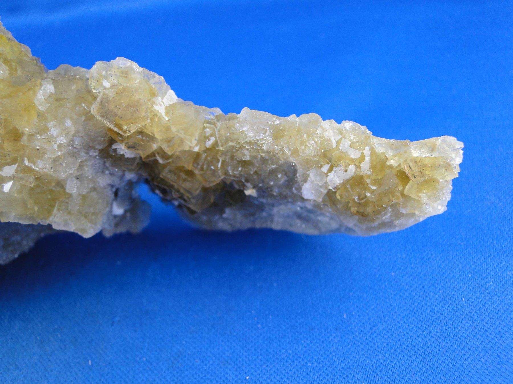Minerali & Pietre curative: Honiggelbe Fluorit-Stufe mit Dolomit – Usato da Schinznach Bad venduto da Demerald 3
