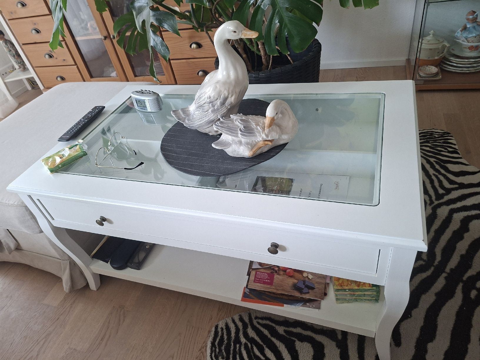Tavoli: Sofatisch weiss mit Glasplatte und Schublade  – Usato da Grünen venduto da Maikel