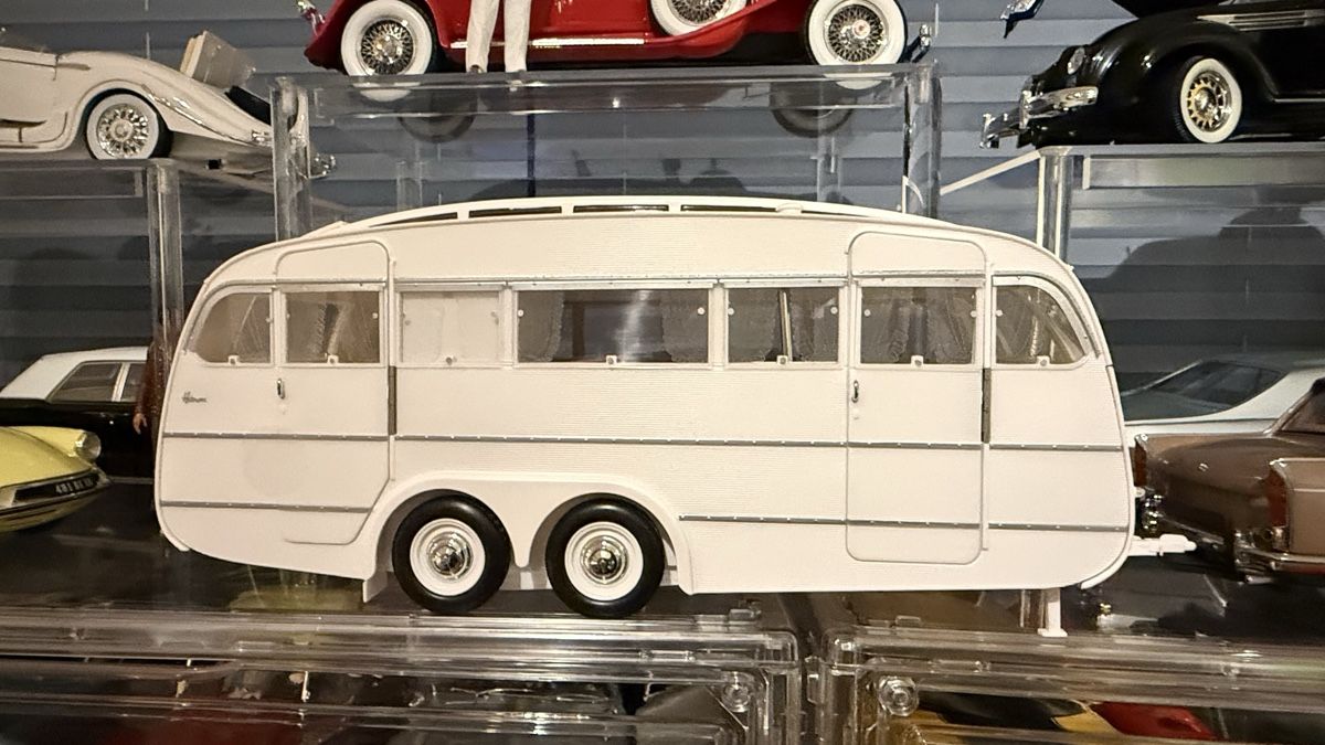 Peugeot Modellini d'auto:  Wohnwagen weiss mit Peugeot 404  1:18 – Nuovo (secondo la descrizione) da Basel venduto da GlaihuenigeCars2025 1