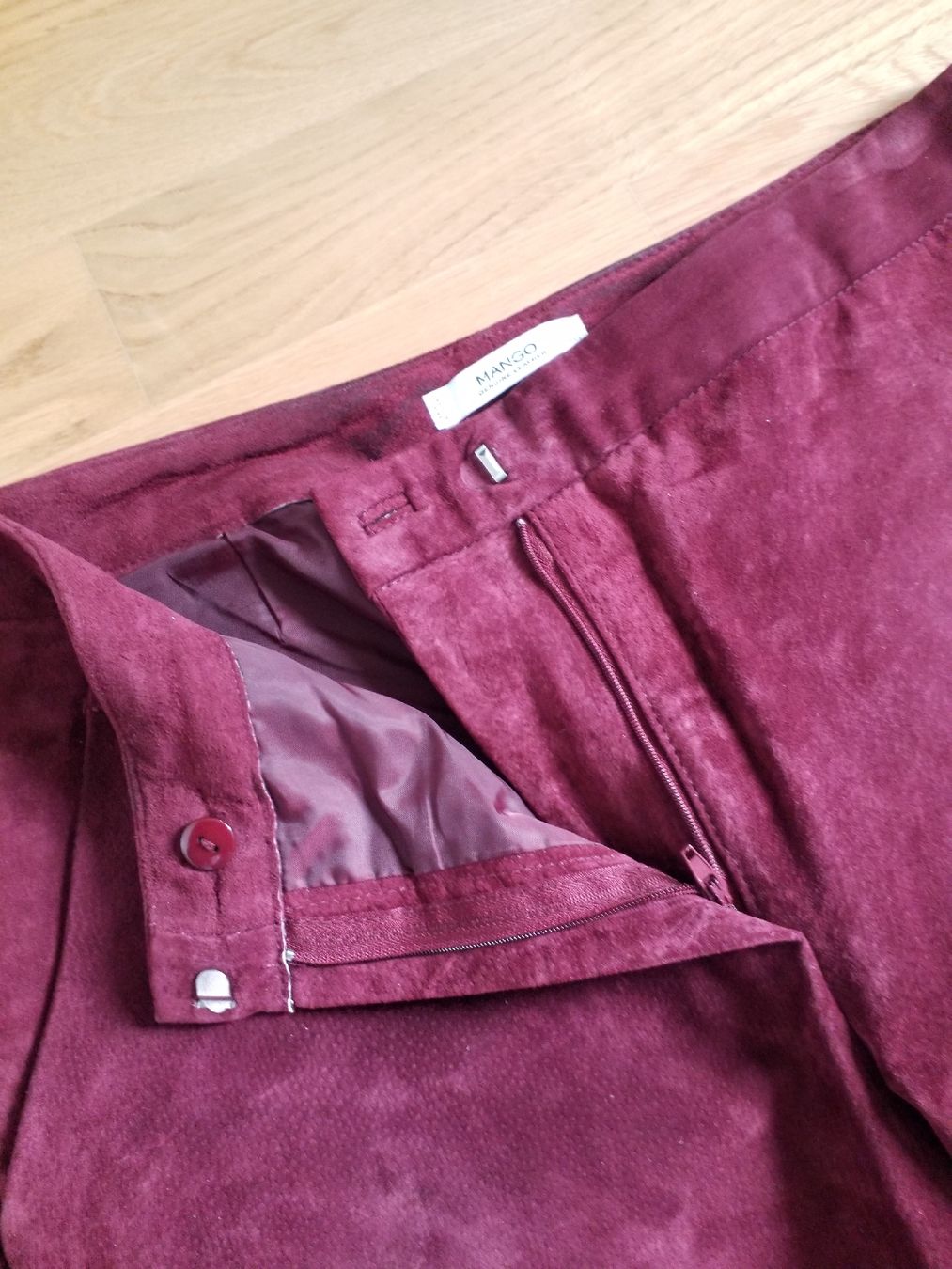 Mango Pantaloni: SUEDE TROUSERS Mango – Usato da Luzern venduto da _Lobster_ 5